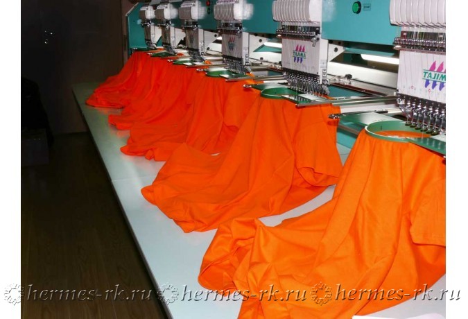 Вышивка на оранжевых футболках