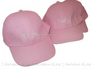 Белая вышивка на розовой бейсболке