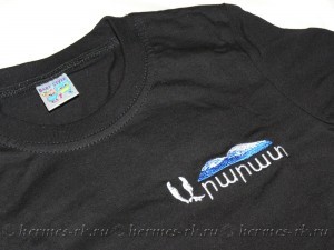 Вышивка логотипа на черную футболку