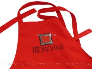 Красный фартук с вышивкой логотипа