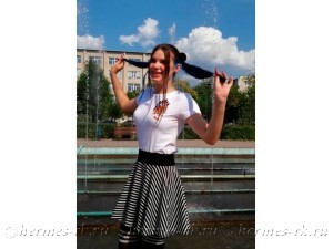 Яркая вышивка