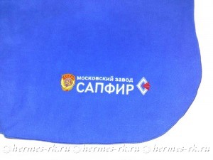 Вышивка логотипа на синем пледе из флиса