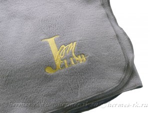 Вышивка логотипа на пледе