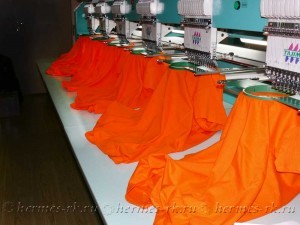 Вышивка на оранжевых футболках