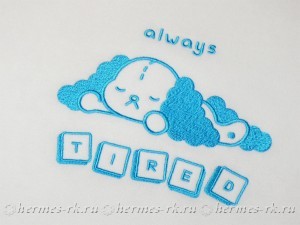 Вышивка логотипа на белом свитшоте