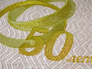 Вышивка золотой нитью на пледах