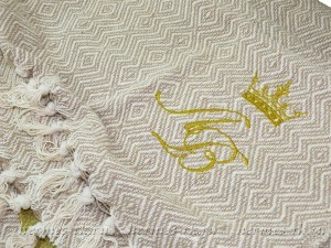 Вышивка инициалов на пледе