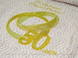 Вышивка металлизированной нитью на пледе