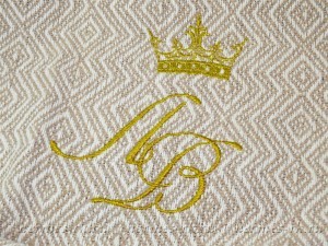 Вышивка короны и и инициалов на пледах