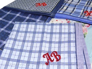 Вышивка инициалов на носовых платочках