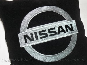 Автомобильная подушка с вышивкой