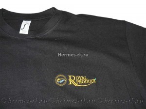 Нанесение логотипа на грудь футболки