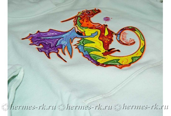 Машинная вышивка дракона на футболке