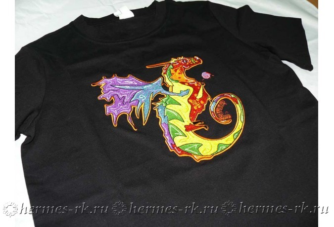 Машинная вышивка дракона на футболке