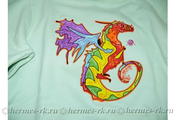 Машинная вышивка дракона на футболке