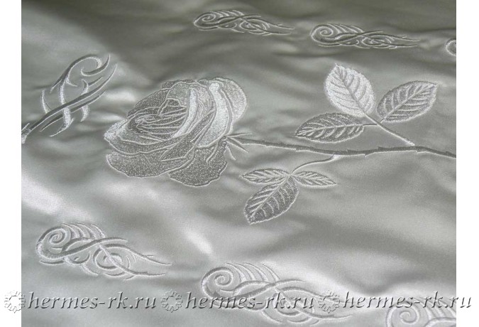 Вышивка на скатерти