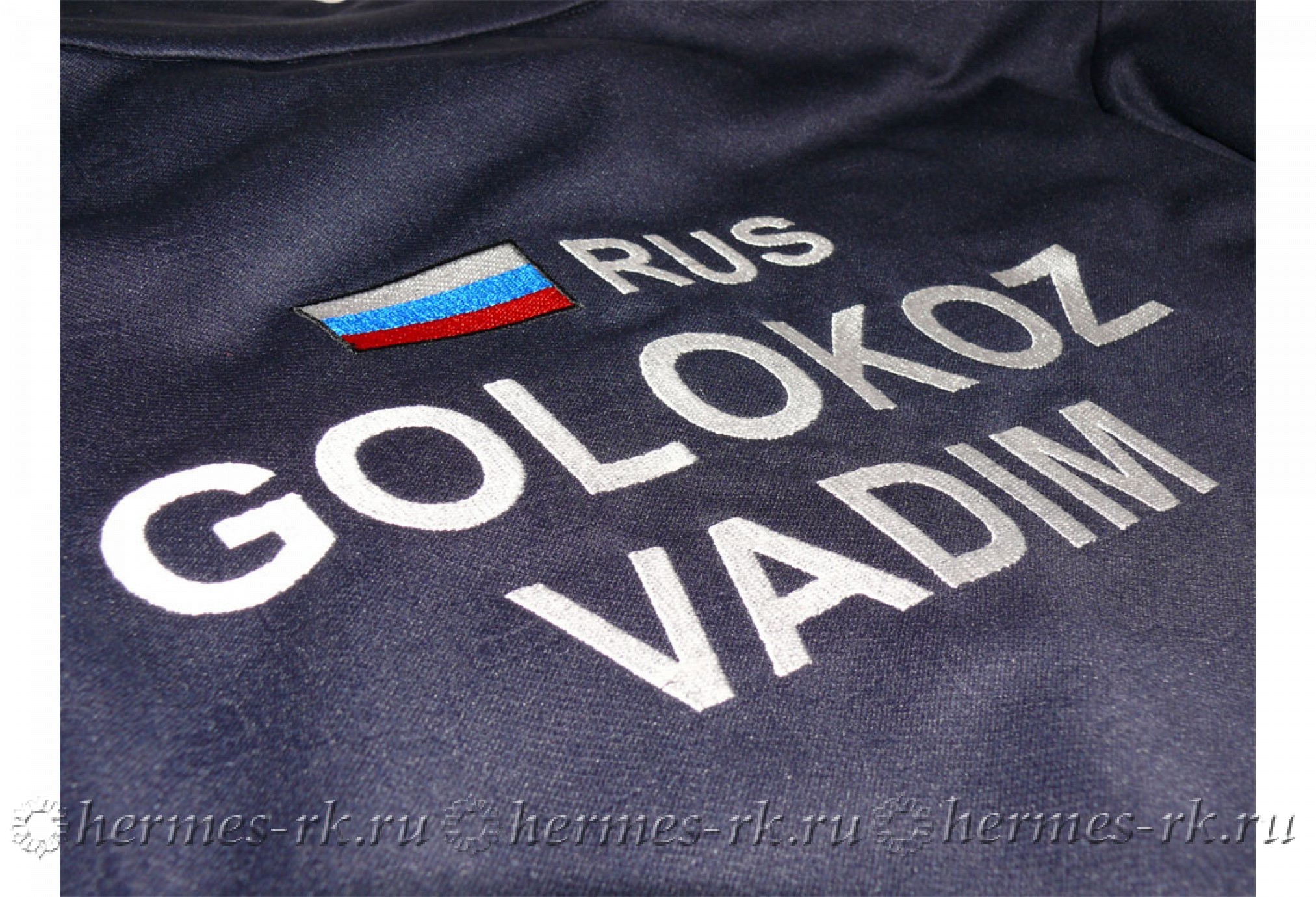 шелкография термотрансфер. вышивка на спортивном костюме. бренды одежды. буквы на спортивной одежде. логотипы брендов.