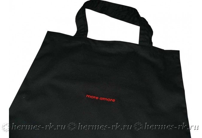 Вышивка текста на черных сумках