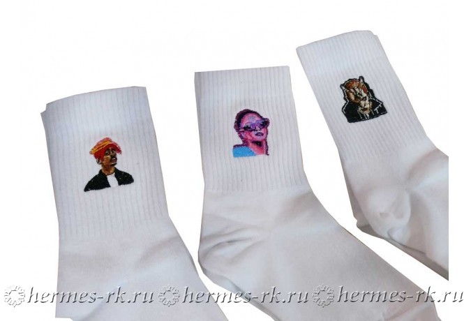 Вышивка портретов на носках