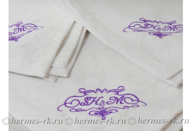 Красивая вышивка на свадебных салфетках