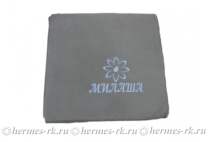 Машинная вышивка имён на пледе